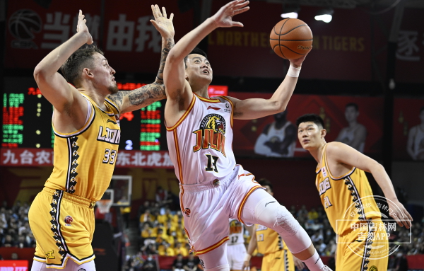 包含实力碰撞：场面火爆，双方拼尽全力的词条