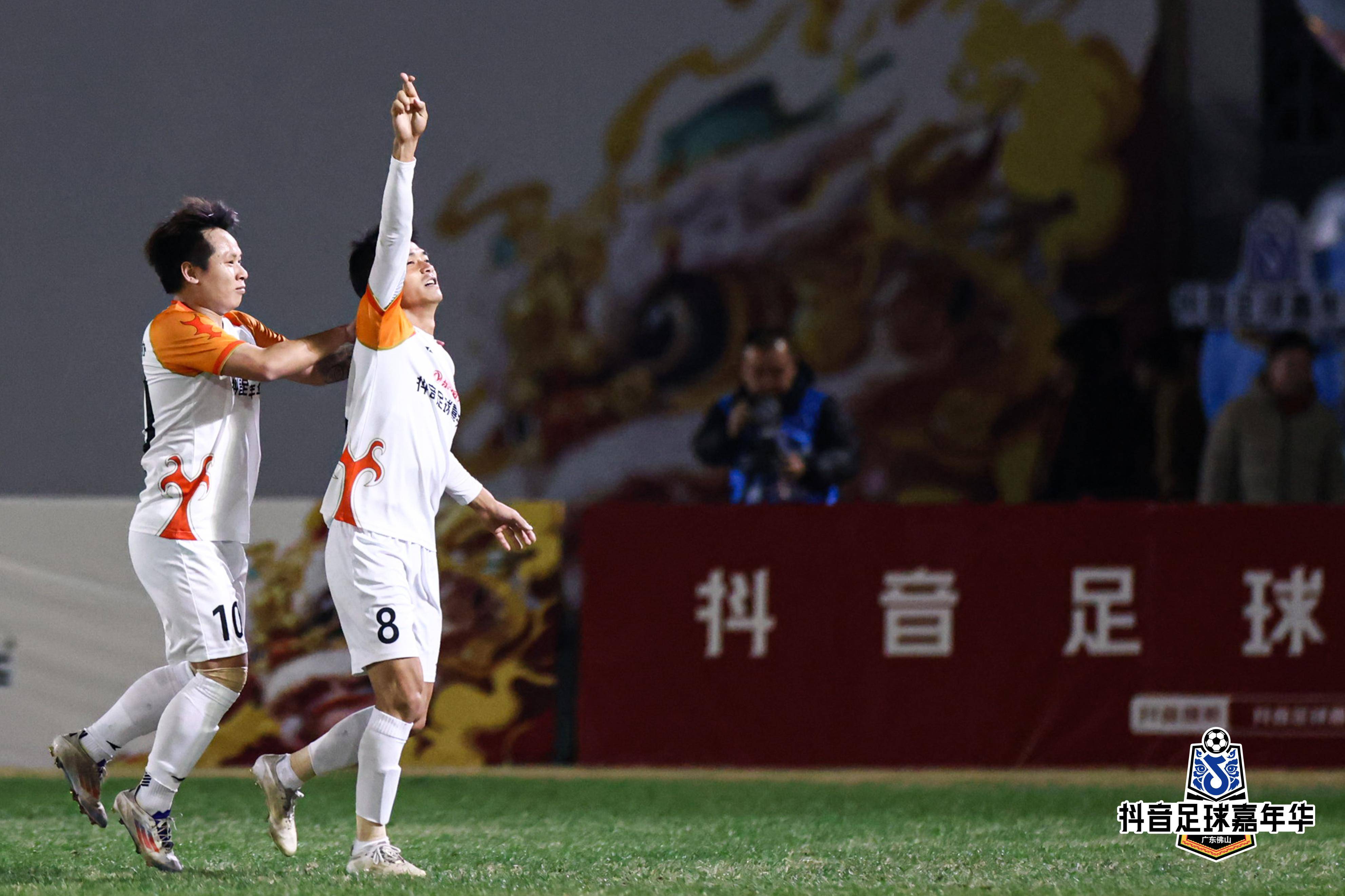 九游体育入口-力战场上!足球比赛球员竭尽全力