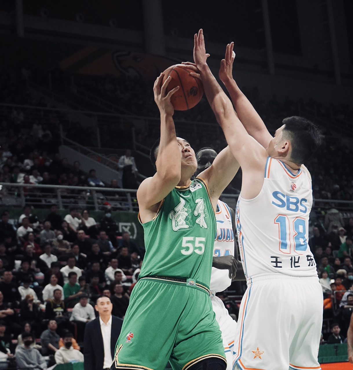 包含瓦拉多利德攻势强劲，主场轻松击败对手的词条