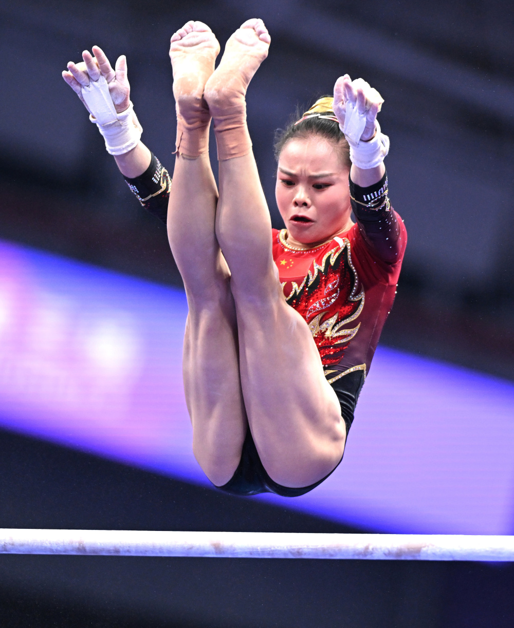 九游体育app下载-竞技体操选手优雅登台赢得掌声
