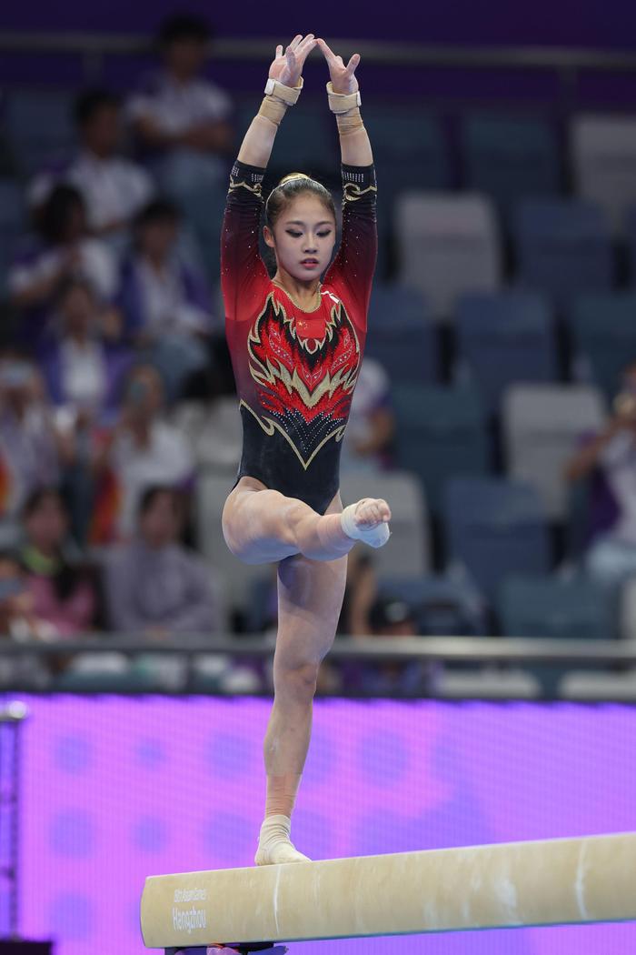 竞技体操选手优雅登台赢得掌声