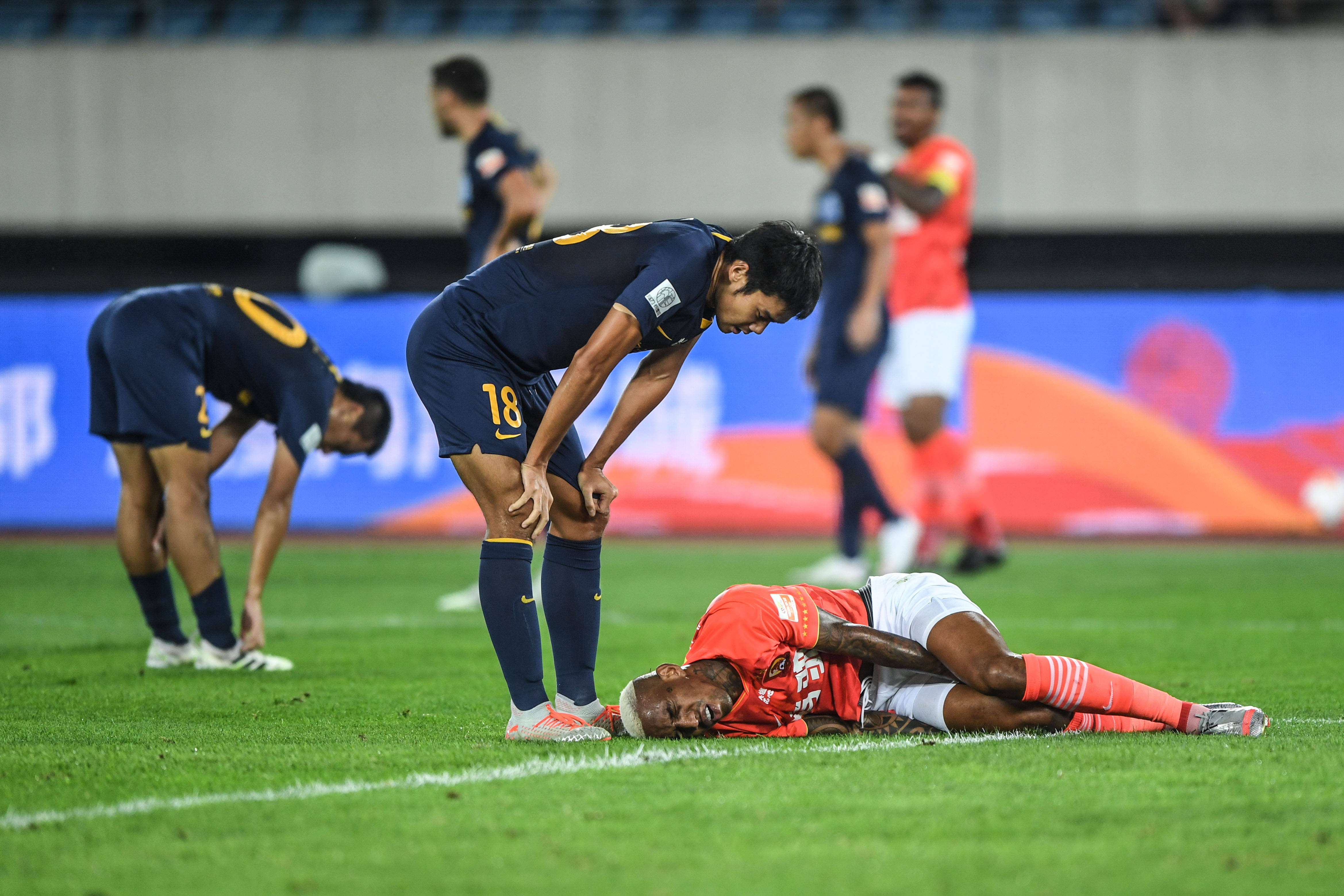 关于马赛队前锋脚踝受伤，恐影响未来比赛的信息