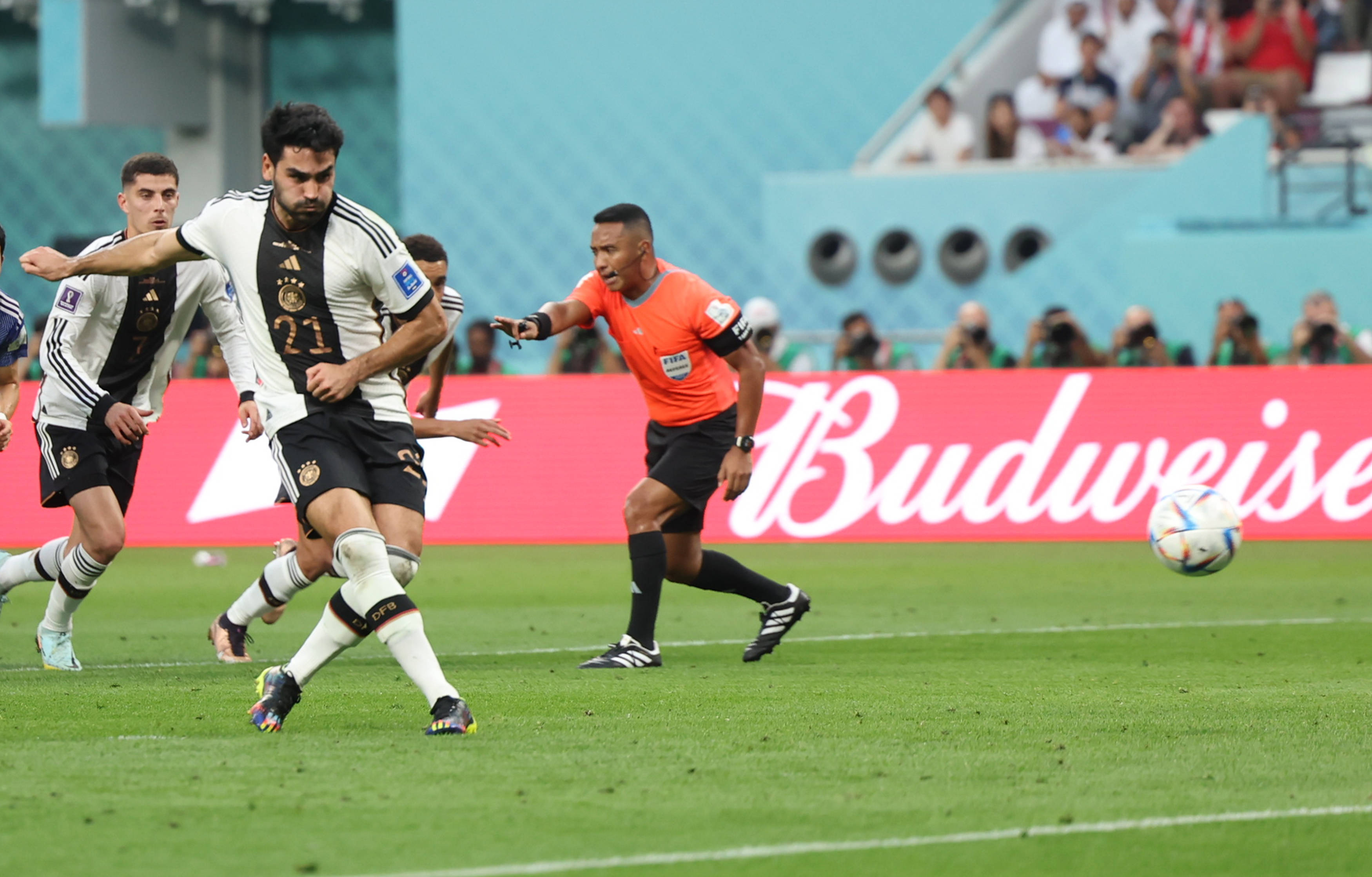 紧张拼搏的对攻战，胜利关键在于谁抢得先机？的简单介绍