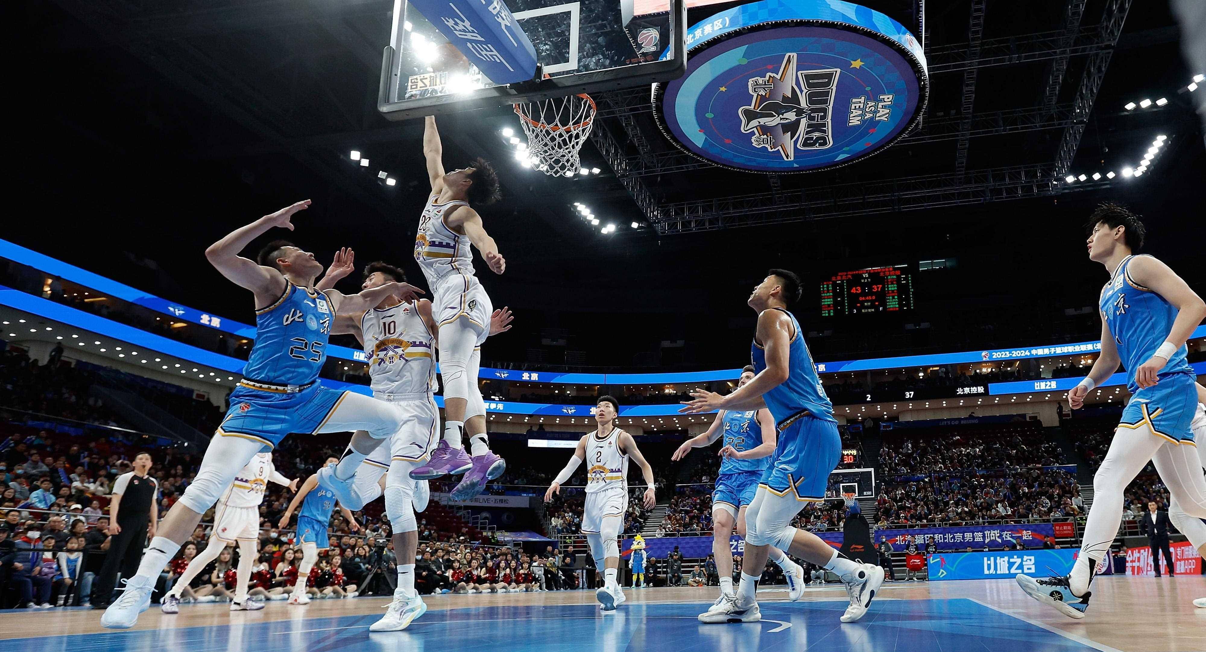 九游体育官方入口-热门篮球比赛挑战全场，球队展示拼搏的简单介绍