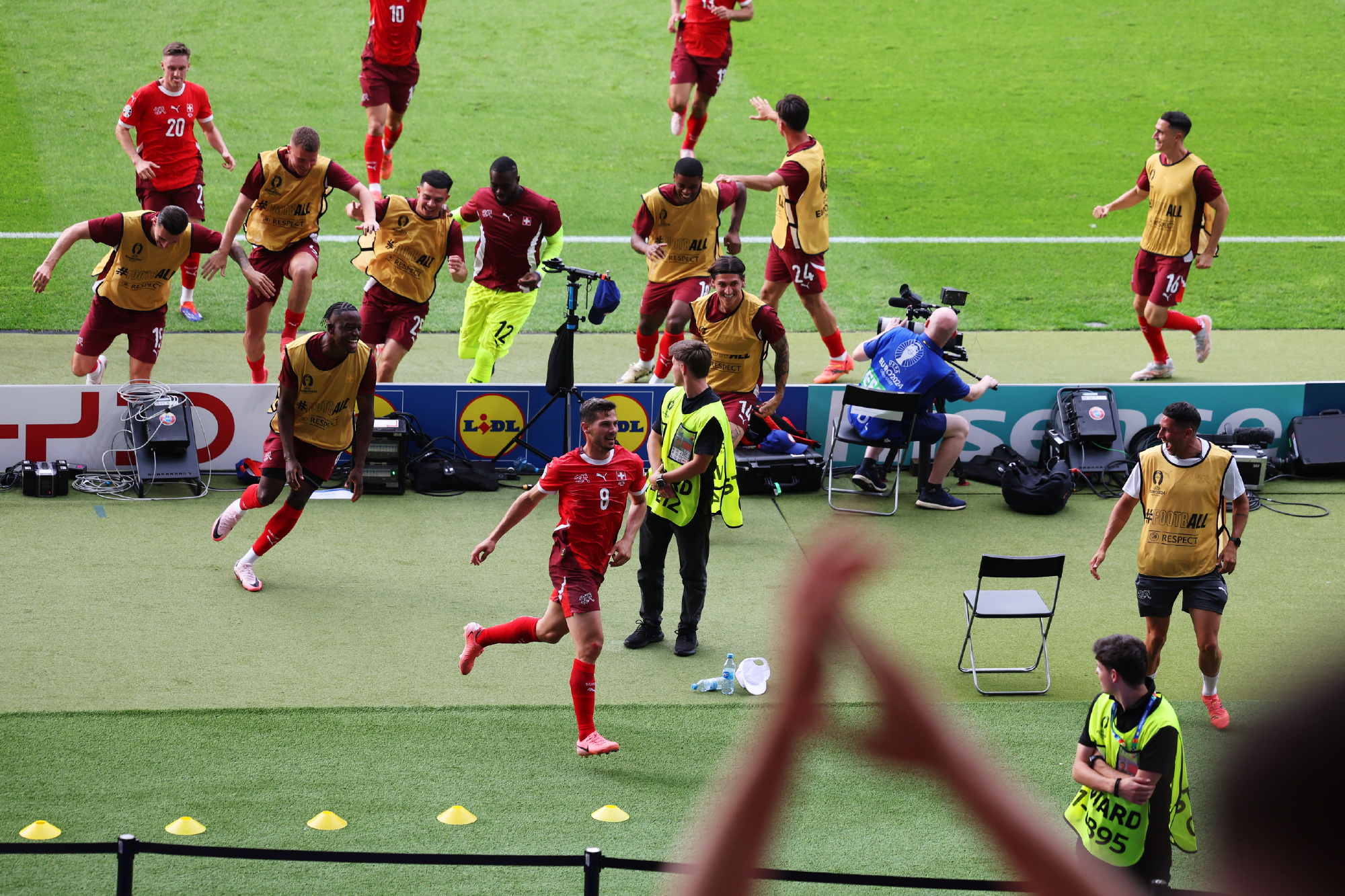 九游体育app下载-关于欧洲国家足球赛强者争锋，球员拼搏精神迸发的信息