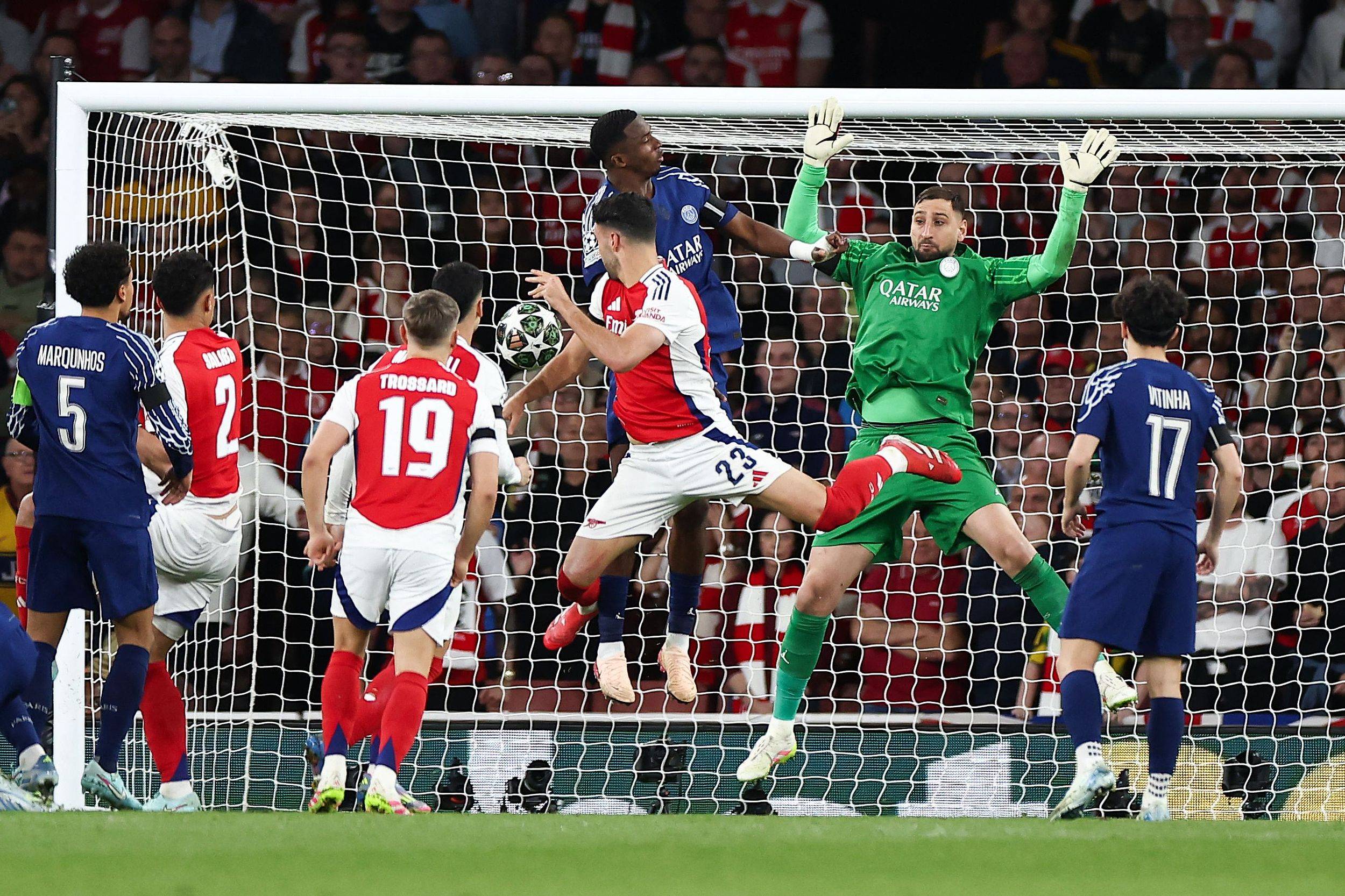 包含法国客场3-0大胜匈牙利仍不胜对手的词条