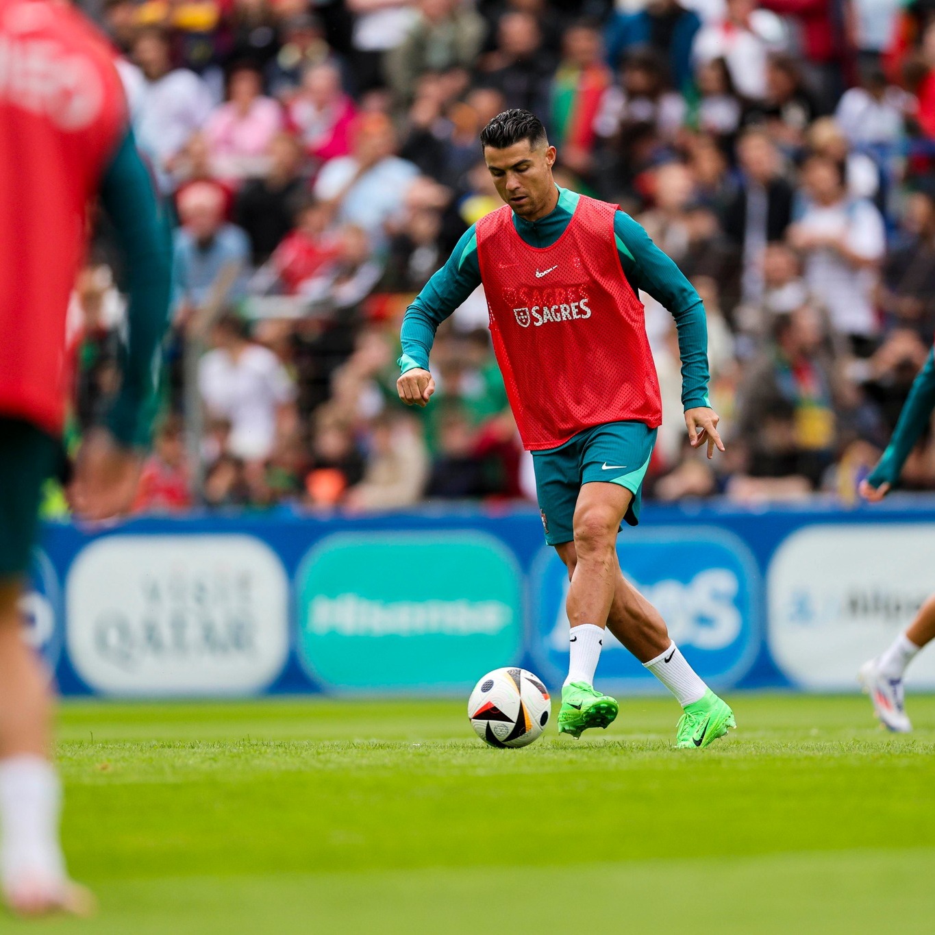 九游体育官方入口-欧洲足球巨星在赛季中展现全新亮相